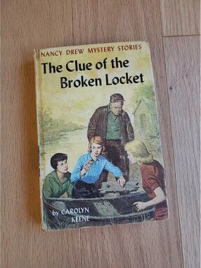 The Clue of the Broken Locket by Carolyn Keene - Nancy Drew Mystery Stories